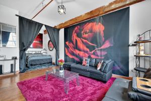 Beautiful Rose Themed Loft Near Downtown Detroit apts