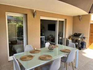 Cosy Appart Famille proche Marseille, Box et Terrasse