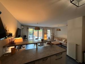 Cosy Appart Famille proche Marseille, Box et Terrasse