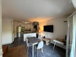 Cosy Appart Famille proche Marseille, Box et Terrasse