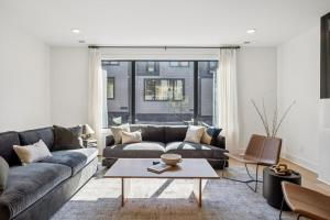 NEW Stylish Nash Townhouse w Hot Tub & Rooftop