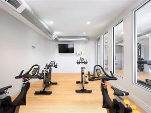 Modern Downtown 2BR 2BA with City Views Fire Pit Walk to Delta Center