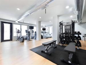 Modern Downtown 2BR 2BA with City Views Fire Pit Walk to Delta Center