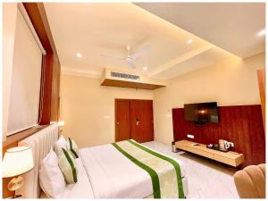Hotel Varanasi Vedagam Inn Near Kashi Vishwanath Temple- Dashashwamedh Ghat Ganga Arti - Free Wi-Fi- Parking - Lift and Restaurant - Fully Air Conditioning Luxuary Rooms- Best Family Stay Luxuary Hotel