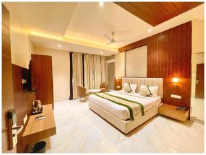 Hotel Varanasi Vedagam Inn Near Kashi Vishwanath Temple- Dashashwamedh Ghat Ganga Arti - Free Wi-Fi- Parking - Lift and Restaurant - Fully Air Conditioning Luxuary Rooms- Best Family Stay Luxuary Hotel