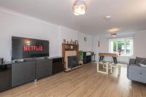 Cozy 4BR Walk To Huddersfield Hospital Game Wifi