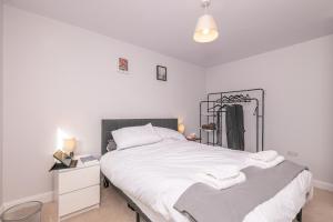 Cozy 4BR Walk To Huddersfield Hospital Game Wifi