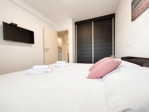 West Coast Split Modern Apartment by Marjan