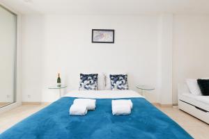 Sunny Mood YourHostHelper