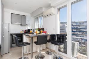 Sunny Mood YourHostHelper