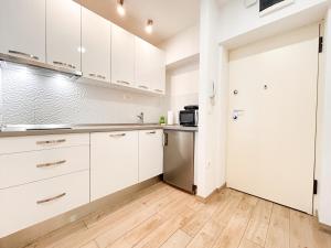 West Coast Split Modern Apartment by Marjan