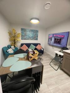 Cozy and modern two bedroom guest suite