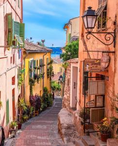 Bright apartment in Menton