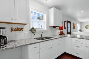 Rustic Ideal Cottage with Private Garden and Fire Pit in San Marcos, Texas