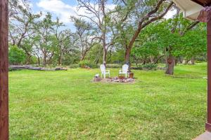 Rustic Ideal Cottage with Private Garden and Fire Pit in San Marcos, Texas