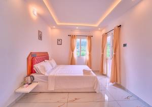 Celestiah Lakeshore Kochi by VOYE HOMES - Calm backwater villa in Kumbalangi