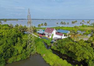 Celestiah Lakeshore Kochi by VOYE HOMES - Calm backwater villa in Kumbalangi