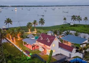 Celestiah Lakeshore Kochi by VOYE HOMES - Calm backwater villa in Kumbalangi