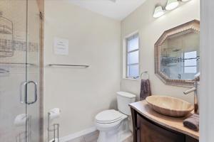 Charming 3BR Retreat Near Sarasota Beaches