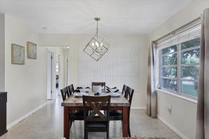 Charming 3BR Retreat Near Sarasota Beaches