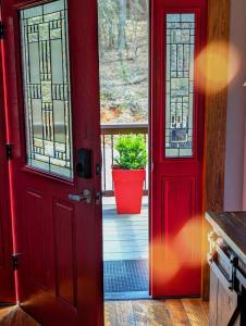 Serene mountain cabin with hot tub and 2 ensuites