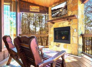 Serene mountain cabin with hot tub and 2 ensuites