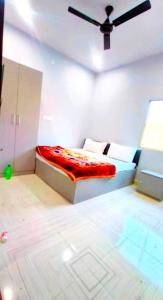 HOTEL SHIVASHRAM NEAR KASHI VISHWANATH TEMPLE - FullY AC ROOMS