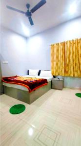HOTEL SHIVASHRAM NEAR KASHI VISHWANATH TEMPLE - FullY AC ROOMS