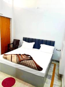 HOTEL SHIVASHRAM NEAR KASHI VISHWANATH TEMPLE - FullY AC ROOMS