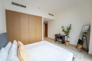 EasyGo - Chic 2-Bedroom with Dubai Skyline View