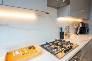 EasyGo - Chic 2-Bedroom with Dubai Skyline View