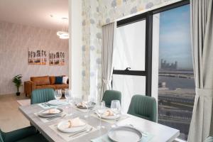 EasyGo - Chic 2-Bedroom with Dubai Skyline View