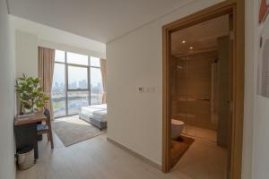 EasyGo - Chic 2-Bedroom with Dubai Skyline View