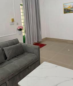 Lilly travel on budget- Bassac land