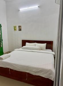 Lilly travel on budget- Bassac land