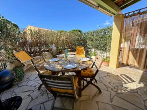 Duplex rénové tout confort avec terrasse ensoleillée - plage à pied - Boucanet