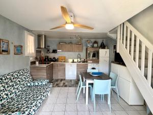 Duplex rénové tout confort avec terrasse ensoleillée - plage à pied - Boucanet