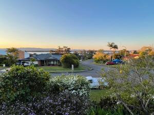 Sunny Lakeview Lodge- Perfect for Family & Friends