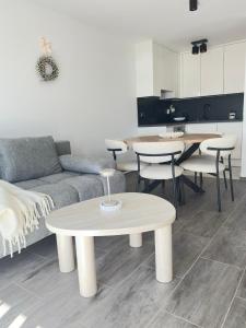 Romantic 3 Bedroom Apartment 150m from the beach & free parking spot