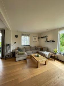 Prachtige, lichte condo met balkon