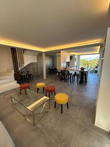 5 bedroom house, office, laundry room