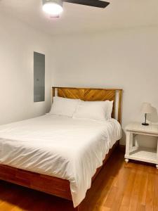 14 Guest 7 Bed 4 BR Lakefront Cabin w Hot Tub