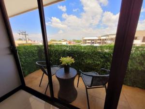 Walk to Downtown Santa Ana, Near Airport, Lush Gardens, Pool, King Bed, Security