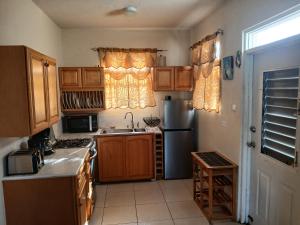 One Bedroom Apartment 1 minute walk to West Coast Beach!