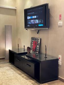 Stylish 2BR, 5 min to CAI Airport, Balcony, Free Snacks