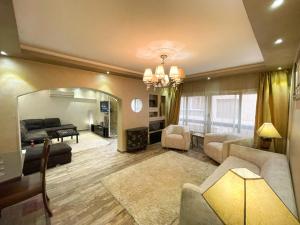 Stylish 2BR, 5 min to CAI Airport, Balcony, Free Snacks