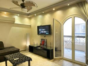 Stylish 2BR, 5 min to CAI Airport, Balcony, Free Snacks