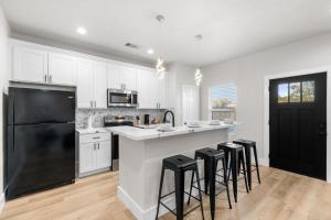 Blue Haven 3BR Near Downtown Airport Private Park