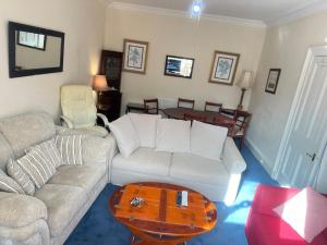 1st Class 4 Bedroom 2 Bathrooms Sleeps 9 - 11 adults