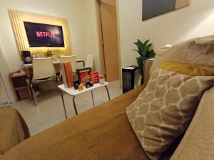 Cozy Condo Near Mall and Airport with Wi-Fi and Netflix